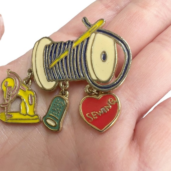 Vintage DM Sewing Seamstress Crafter Dangle Charm Brooch - Picture 4 of 10